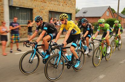 Con el 'maillot' amarillo, en el centro, Chris Froome.