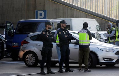 Polic&iacute;as nacioanles, en Adri&aacute; del Bes&oacute;s (Barcelona), el pasado jueves.