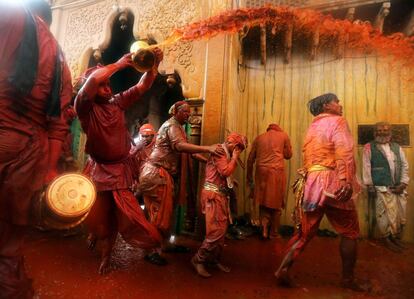 Llegados a un determinado punto, todas las personas son seres multicolores, el suelo parece un arcoíris y hasta las fachadas cercanas parecen obras de arte expresionistas. Incluso la vista parece saturarse de tanto colorido. En la imagen, hombres hindúes de la aldea de Nandgaon arrojan agua coloreada sobre hombres hindúes de Barsana cuando llegan al templo de Nandgram durante el festival de Lathmar Holi en Nandgaon, Mathura (India), el 25 de febrero de 2018.