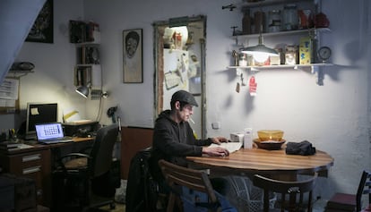 Roger Ramírez, uno de los inquilinos de las casas de la calle de Pons i Gallarza, en 2018.