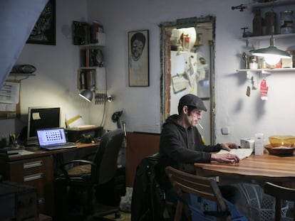 Roger Ramírez, uno de los inquilinos de las casas de la calle de Pons i Gallarza, en 2018.