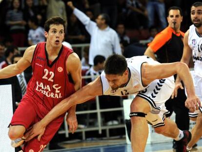 Heurtel controla el balón ante la oposición del jugador del Besiktas Gasper Vidmar.