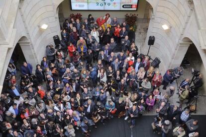 Desayuno literario en el palacio de la Virreina de Barcelona, donde los escritores se reunieron para dar el pistoletazo de salida al Día del Libro. Deberían haber sido casi 400 autores, pero no se ha logrado esta cifra. Con todo, asistieron muchos escritores, escoltados por agentes literarios y editores, que luego se dirigieron a las casetas para firmar libros.