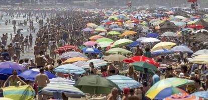 Turistas en la playa de la Malvarrosa en Valencia.