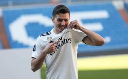 Brahim Díaz besa el escudo del Madrid durante su presentación.