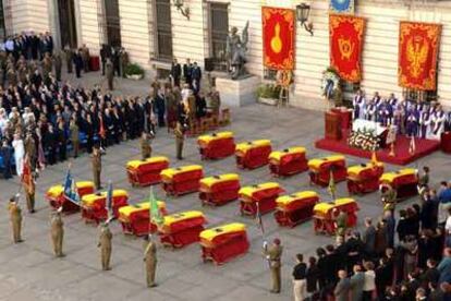 Un momento del funeral por los militares fallecidos en Afganistán celebrado ayer en Madrid.