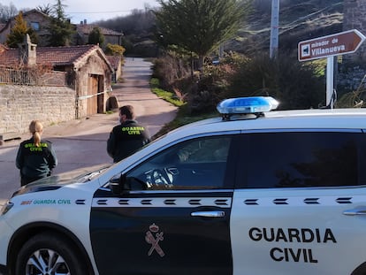 La Guardia Civil, este sábado, en el pequeño Villanueva de Henares (Palencia).
