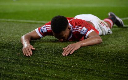 Anthony Martial, en el suelo, tras fallar un gol contra el Swansea.