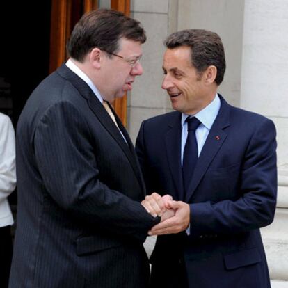 El primer ministro irlandés, Brian Cowen, saluda al mandatario francés Nicolas Sarkozy hoy en Dublín