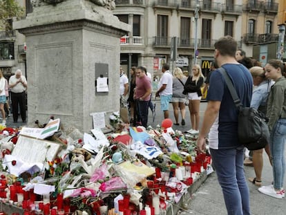 Memorial amb flors a la Rambla, ara fa un any.