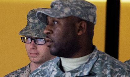 El soldado Bradley Manning es escoltado hacia la sala en Fort Meade donde se realizará la segunda jornada de la audiencia preliminar