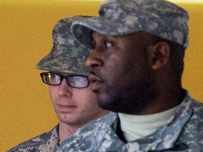 El soldado Bradley Manning es escoltado hacia la sala en Fort Meade donde se realizará la segunda jornada de la audiencia preliminar