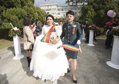 Ante la disposición positiva de las fuerzas armadas, Chen Ying-hsuan y Li Lichen (en la imagen) quisieron mandar un mensaje de ánimo a quienes todavía se lo estén pensando: "Con nuestra valentía, otros compañeros que no lo tienen claro podrán dar el paso. No estáis solos". "Nuestro amor no es diferente al de los heterosexuales. (...) Esperamos que más parejas homosexuales participen en la próxima edición", dijo Chen Ying-hsuan, citada por la agencia de noticias isleña, CNA.