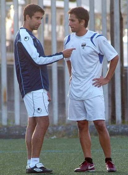 El ex futbolista del Dépor José Ramón da instrucciones a un jugador del Montañeros en Elviña.