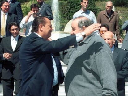 Abrazo entre Julián Muñoz y Jesús Gil en 2003 durante la presentación de las listas municipales en Marbella.
