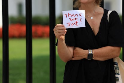 Una mujer, muestra su agradecimiento al presidente Biden, ayer frente a la Casa Blanca.