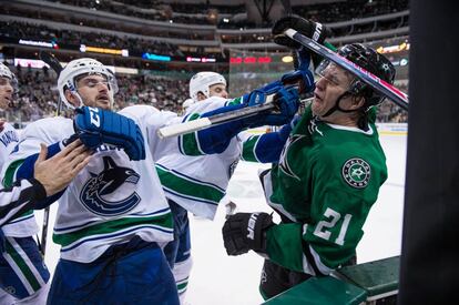 Pelea entre los jugadores de Dallas Stars Antoine Roussel (21) lucha con el centro de Vancouver Canucks Brad Richardson (15) durante el tercer periodo en el American Airlines Center. Las estrellas de Dallas derrotaron a los Vancouver Canucks 4-1.