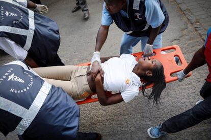 Una mujer es trasladada en camilla tras un tiroteo y varias explosiones en Nairobi.