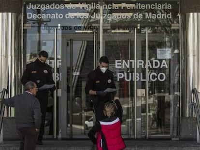Dos guardias de seguridad de los juzgados de Plaza Castilla en Madrid.