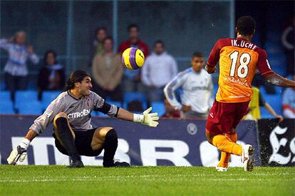 El delantero nigeriano del Recreativo de Huelva, Ikechuwku Uche, chuta el balón ante el portero del Celta de Vigo José Manuel Pinto.