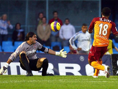 El delantero nigeriano del Recreativo de Huelva, Ikechuwku Uche, chuta el balón ante el portero del Celta de Vigo José Manuel Pinto.