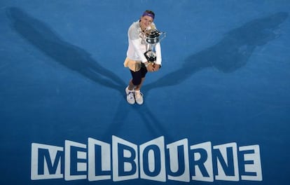 Victoria Azarenka con el trofeo de ganadora.