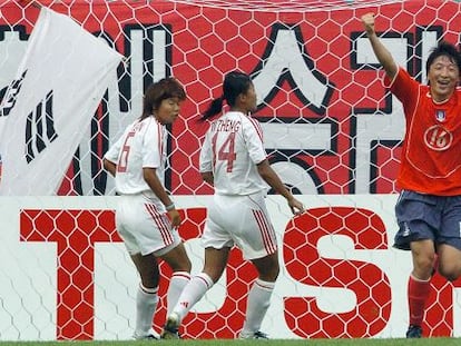 La jugadora sud-coreana Park Eun-sun celebra un gol durant un partit contra la Xina, el 2005.