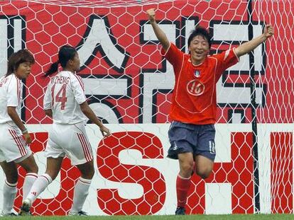 La jugadora sud-coreana Park Eun-sun celebra un gol durant un partit contra la Xina, el 2005.