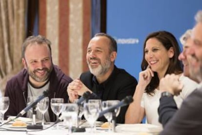 Cavestany junto a los dos protagonistas de 'Vergüenza' en la presentación de la serie.