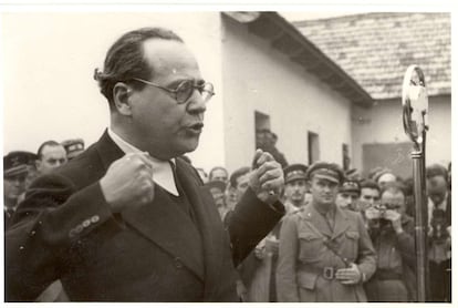 Juan Negrín, durante una visita al frente del Ebro en 1938. Archivo Fundación Juan Negrín.