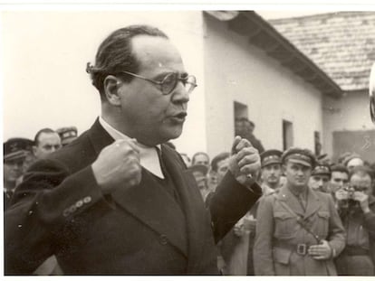 Juan Negrín, durante una visita al frente del Ebro en 1938.