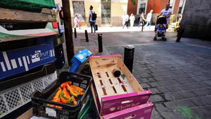 Cajas de comida en la basura en la puerta de un establecimiento, en el centro de Madrid.
