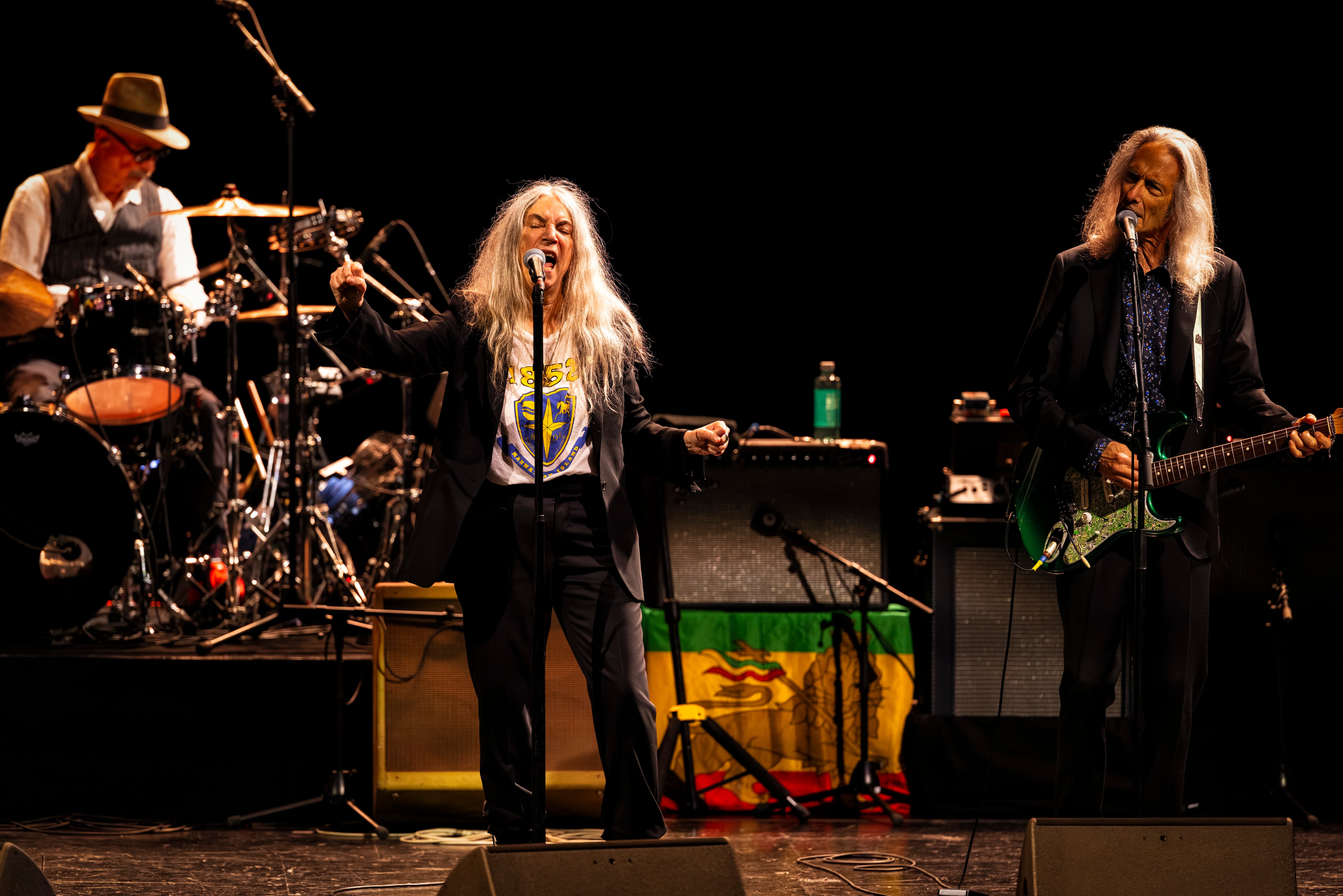 Patti Smith, con su fiel acompañante, el guitarrista Lenny Kaye, a su izquierda, el 8 de noviembre de 2025 en el Teatro Real de Madrid. 