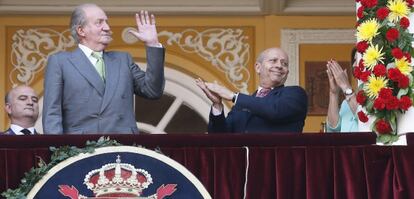 El rey Juan Carlos y el ministro Jos&eacute; Ignacio Wert, en el palco real de Las Ventas, el 4 de junio de 2014.