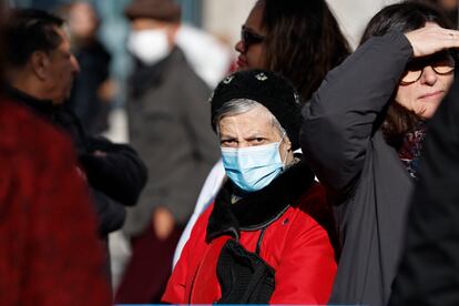 Una mujer con mascarilla en el centro de Madrid