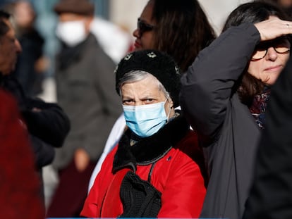 Una mujer con mascarilla en el centro de Madrid