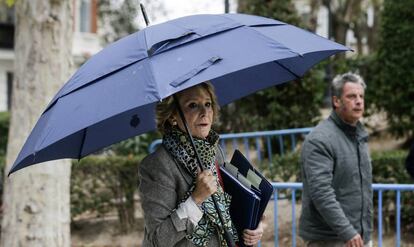 La expresidenta madrileña y exdirigente del PP de Madrid Esperanza Aguirre a su llegada este viernes a la Audiencia Nacional.