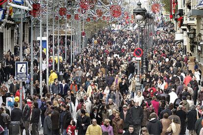 Miles de peatones colapsaron el Portal de l'Àngel de Barcelona durante toda la jornada de ayer.