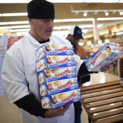 Un empleado de un supermercado de Chicago repone cajas de Twinkies.