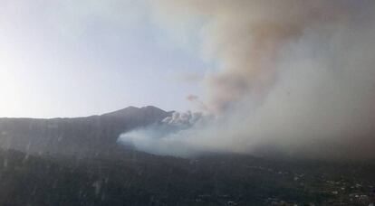 El fuego de El Paso que ha obligado a evacuar a unas 700 personas como medida preventiva y en cuyas labores de extinción se han incorporado de nuevo cinco medios aéreos para sofocar el fuego, trabajo dificultado por las altas temperaturas. Fotografía facilitada por el Gobierno de Canarias.