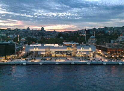 La fachada de Istanbul Modern, museo de arte contemporáneo en Estambul, en un nuevo edificio de Renzo Piano pegado al Bósforo.