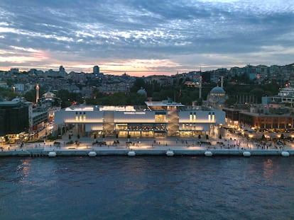 La fachada de Istanbul Modern, museo de arte contemporáneo en Estambul, en un nuevo edificio de Renzo Piano pegado al Bósforo.