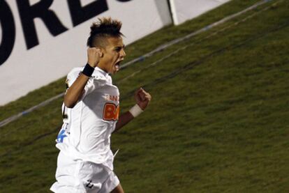 Neymar celebra un gol con el Santos.