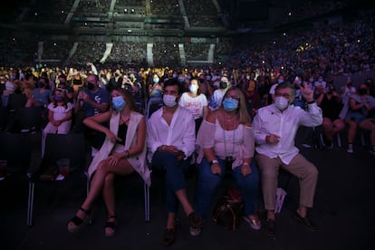 Una familia disfruta del concierto de Camilo en Madrid, en el WiZink Center.