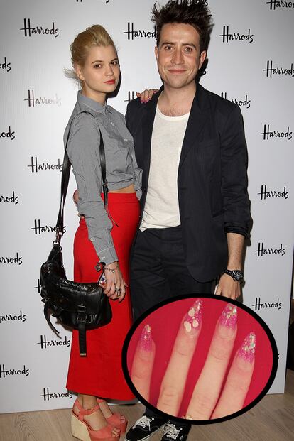 Pixie Geldof a menudo apuesta por uñas limadas en pico y juega con colores, efectos y pegatinas; como en esta manicura en fucsia con adhesivos irisados.