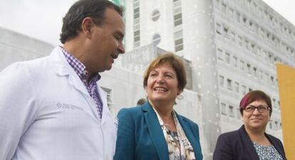 Mosquera, en el centro, durante una visita al hospital Meixoeiro de Vigo el pasado agosto.