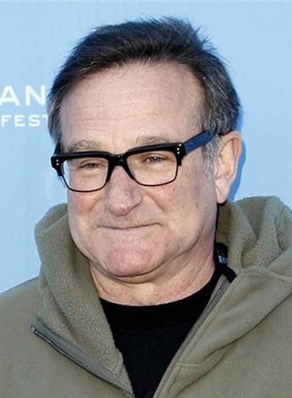 Robin Williams ha cancelado varias presentaciones de su monólogo <i>Weapons of self-distruction</i> en Florida tras varias pérdidas de aliento. El actor dice en un comunicado que los doctores están evaluando su estado y le han recomendado una semana de descanso. En su agenda, Williams tenía organizadas actuaciones para el miércoles, jueves, viernes y sábado de esta semana en distintos recintos de Florida. Sin embargo, los cuatro <i>shows</i> han sido suspendidos y serán reasignados, aunque aún no se saben las nuevas fechas. El actor de 57 años retomará su trabajo el lunes con una presentación en Jacksonville.