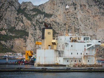 Trabajos en el barco hundido 'OS35' varado en Gibraltar.