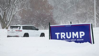 Un cartel de la campaña de Trump en Urbandale (Iowa), este sábado.