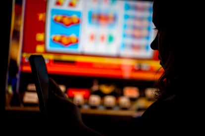 Por ley, los menores de 18 años no pueden participar en apuestas, pero el casino online permite que jueguen a través de los datos de las tarjetas de crédito de sus familiares.